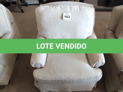 LOTE 103 - 01 POLTRONA. (NO ESTADO EM QUE SE ENCONTRA. SUJEITO A AVARIAS OCULTAS/VISÍVEIS.) AV9632J