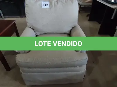 LOTE 112 - 01 POLTRONA.  (NO ESTADO EM QUE SE ENCONTRA. SUJEITO A AVARIAS OCULTAS/VISÍVEIS.)  AE7506S