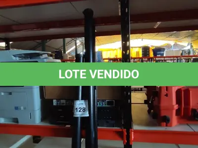 LOTE 128 - 02 TELAS DE PROJEÇÃO. (NO ESTADO) ATENÇÃO! FAZER A VISITAÇÃO ANTES DE ARREMATAR, NÃO SABEMOS SE FUNCIONA, LEILÃO NÃO TEM GARANTIA E NEM DEVOLUÇÃO, SUJEITO A POSSÍVEIS AVARIAS VISÍVEIS/OCULTAS E/OU AUSÊNCIA DE COMPONENTES.