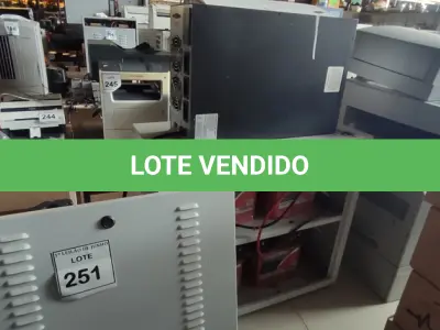 LOTE 251 - 01 NOBREAK MARCA SMS E UM BANCO DE BATERIAS COM 04 BATERIAS. (NO ESTADO) ATENÇÃO! FAZER A VISITAÇÃO ANTES DE ARREMATAR, NÃO SABEMOS SE FUNCIONA, LEILÃO NÃO TEM GARANTIA E NEM DEVOLUÇÃO, SUJEITO A POSSÍVEIS AVARIAS VISÍVEIS/OCULTAS E/OU AUSÊNCIA DE COMPONENTES.