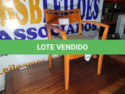 LOTE 037 - 01 CADEIRA EM MADEIRA CLARA. (NO ESTADO EM QUE SE ENCONTRA. SUJEITO A AVARIAS OCULTAS/VISÍVEIS.)