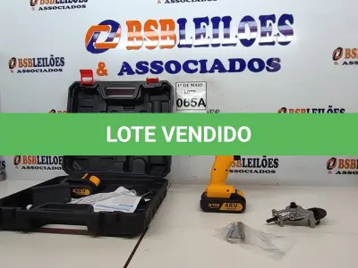 LOTE 065 - 01 PARAFUSADEIRA 48V COM DUAS BATERIAS E ADAPTADOR CORTADOR DE CHAPA COM MALETA  (NOVO) (NO ESTADO) ATENÇÃO! FAZER A VISITAÇÃO ANTES DE ARREMATAR, NÃO SABEMOS SE FUNCIONA. LEILÃO NÃO TEM GARANTIA E NEM DEVOLUÇÃO, SUJEITO A POSSÍVEIS AVARIAS VISÍVEIS/OCULTAS E/OU AUSÊNCIA DE COMPONENTES.