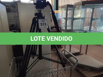 LOTE 211 - 01 TRIPÉ FOTOGRÁFICO MARCA MANFROTTO.  (NO ESTADO) ATENÇÃO! FAZER A VISITAÇÃO ANTES DE ARREMATAR, NÃO SABEMOS SE FUNCIONA, LEILÃO NÃO TEM GARANTIA E NEM DEVOLUÇÃO, SUJEITO A POSSÍVEIS AVARIAS VISÍVEIS/OCULTAS E/OU AUSÊNCIA DE COMPONENTES.