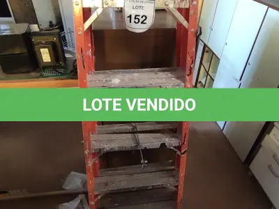 LOTE 152 - 01 ESCADA TESOURA. (NO ESTADO) ATENÇÃO! FAZER A VISITAÇÃO ANTES DE ARREMATAR, NÃO SABEMOS SE FUNCIONA, LEILÃO NÃO TEM GARANTIA E NEM DEVOLUÇÃO, SUJEITO A POSSÍVEIS AVARIAS VISÍVEIS/OCULTAS E/OU AUSÊNCIA DE COMPONENTES.