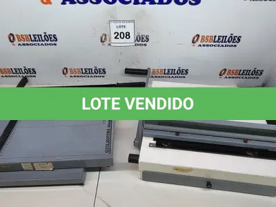 LOTE 208 - 02 GUILHOTINAS E 01 ENCADERNADORA. (NO ESTADO) ATENÇÃO! FAZER A VISITAÇÃO ANTES DE ARREMATAR, NÃO SABEMOS SE FUNCIONA, LEILÃO NÃO TEM GARANTIA E NEM DEVOLUÇÃO, SUJEITO A POSSÍVEIS AVARIAS VISÍVEIS/OCULTAS E/OU AUSÊNCIA DE COMPONENTES.