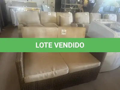 LOTE 123 - 01 SOFÁ DE JARDIM. (NO ESTADO EM QUE SE ENCONTRA. SUJEITO A AVARIAS OCULTAS/VISÍVEIS.) BH1539E