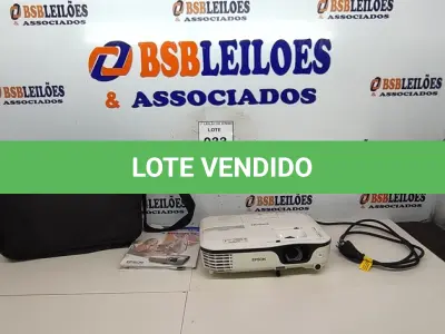 LOTE 033 - 01 PROJETOR LCD MODELO H434A MARCA EPSON COM CABO E CASE. (NO ESTADO) ATENÇÃO! FAZER A VISITAÇÃO ANTES DE ARREMATAR, NÃO SABEMOS SE FUNCIONA, LEILÃO NÃO TEM GARANTIA E NEM DEVOLUÇÃO, SUJEITO A POSSÍVEIS AVARIAS VISÍVEIS/OCULTAS E/OU AUSÊNCIA DE COMPONENTES.