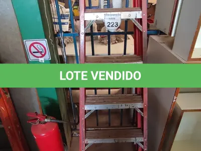 LOTE 223 - 01 ESCADA TESOURA. (NO ESTADO) ATENÇÃO! FAZER A VISITAÇÃO ANTES DE ARREMATAR, NÃO SABEMOS SE FUNCIONA, LEILÃO NÃO TEM GARANTIA E NEM DEVOLUÇÃO, SUJEITO A POSSÍVEIS AVARIAS VISÍVEIS/OCULTAS E/OU AUSÊNCIA DE COMPONENTES.