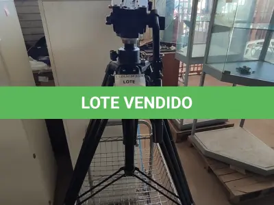 LOTE 211 - 01 TRIPÉ FOTOGRÁFICO MARCA MANFROTTO.  (NO ESTADO) ATENÇÃO! FAZER A VISITAÇÃO ANTES DE ARREMATAR, NÃO SABEMOS SE FUNCIONA, LEILÃO NÃO TEM GARANTIA E NEM DEVOLUÇÃO, SUJEITO A POSSÍVEIS AVARIAS VISÍVEIS/OCULTAS E/OU AUSÊNCIA DE COMPONENTES.