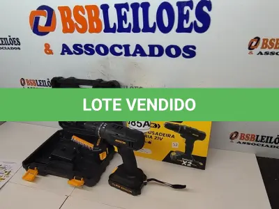LOTE 085 - 01 PARAFUSADEIRA DE IMPACTO COM DUAS BATERIAS 21V MALETA E ACESSÓRIOS ALONGADORES FLEXÍVEIS SOQUETES E BITIS