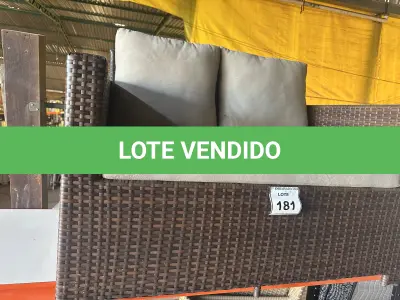LOTE 181 - 01 SOFÁ DE JARDIM. (NO ESTADO EM QUE SE ENCONTRA. SUJEITO A AVARIAS OCULTAS/VISÍVEIS.) BH1553C