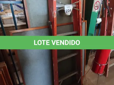 LOTE 224 - 01 ESCADA TESOURA. (NO ESTADO) ATENÇÃO! FAZER A VISITAÇÃO ANTES DE ARREMATAR, NÃO SABEMOS SE FUNCIONA, LEILÃO NÃO TEM GARANTIA E NEM DEVOLUÇÃO, SUJEITO A POSSÍVEIS AVARIAS VISÍVEIS/OCULTAS E/OU AUSÊNCIA DE COMPONENTES.