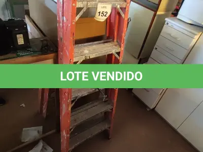 LOTE 152 - 01 ESCADA TESOURA. (NO ESTADO) ATENÇÃO! FAZER A VISITAÇÃO ANTES DE ARREMATAR, NÃO SABEMOS SE FUNCIONA, LEILÃO NÃO TEM GARANTIA E NEM DEVOLUÇÃO, SUJEITO A POSSÍVEIS AVARIAS VISÍVEIS/OCULTAS E/OU AUSÊNCIA DE COMPONENTES.