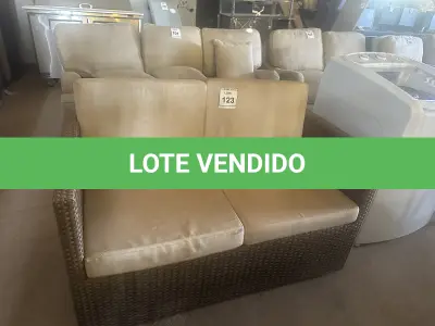 LOTE 123 - 01 SOFÁ DE JARDIM. (NO ESTADO EM QUE SE ENCONTRA. SUJEITO A AVARIAS OCULTAS/VISÍVEIS.) BH1539E