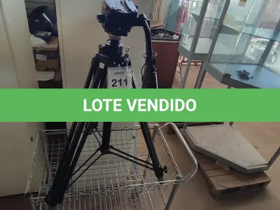 LOTE 211 - 01 TRIPÉ FOTOGRÁFICO MARCA MANFROTTO.  (NO ESTADO) ATENÇÃO! FAZER A VISITAÇÃO ANTES DE ARREMATAR, NÃO SABEMOS SE FUNCIONA, LEILÃO NÃO TEM GARANTIA E NEM DEVOLUÇÃO, SUJEITO A POSSÍVEIS AVARIAS VISÍVEIS/OCULTAS E/OU AUSÊNCIA DE COMPONENTES.