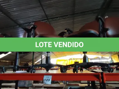 LOTE 123 - 05 CADEIRAS DE ESCRITÓRIO PÉS FIXOS. (NO ESTADO) ATENÇÃO! FAZER A VISITAÇÃO ANTES DE ARREMATAR, NÃO SABEMOS SE FUNCIONA, LEILÃO NÃO TEM GARANTIA E NEM DEVOLUÇÃO, SUJEITO A POSSÍVEIS AVARIAS VISÍVEIS/OCULTAS E/OU AUSÊNCIA DE COMPONENTES.