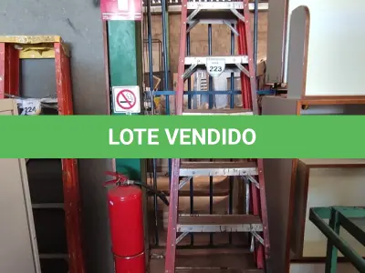 LOTE 223 - 01 ESCADA TESOURA. (NO ESTADO) ATENÇÃO! FAZER A VISITAÇÃO ANTES DE ARREMATAR, NÃO SABEMOS SE FUNCIONA, LEILÃO NÃO TEM GARANTIA E NEM DEVOLUÇÃO, SUJEITO A POSSÍVEIS AVARIAS VISÍVEIS/OCULTAS E/OU AUSÊNCIA DE COMPONENTES.