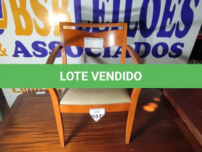 LOTE 037 - 01 CADEIRA EM MADEIRA CLARA. (NO ESTADO EM QUE SE ENCONTRA. SUJEITO A AVARIAS OCULTAS/VISÍVEIS.)