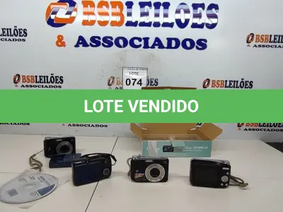LOTE 074 - 04 CÂMERAS DIGITAIS E 01 CARREGADOR PRA BATERIA. (NO ESTADO) ATENÇÃO! FAZER A VISITAÇÃO ANTES DE ARREMATAR, NÃO SABEMOS SE FUNCIONA, LEILÃO NÃO TEM GARANTIA E NEM DEVOLUÇÃO, SUJEITO A POSSÍVEIS AVARIAS VISÍVEIS/OCULTAS E/OU AUSÊNCIA DE COMPONENTES.