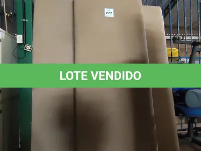 LOTE 277 - 05 ESTOFADOS COM RODINHAS COM ACENTO ALMOFADADO. (NO ESTADO) ATENÇÃO! FAZER A VISITAÇÃO ANTES DE ARREMATAR, NÃO SABEMOS SE FUNCIONA, LEILÃO NÃO TEM GARANTIA E NEM DEVOLUÇÃO, SUJEITO A POSSÍVEIS AVARIAS VISÍVEIS/OCULTAS E/OU AUSÊNCIA DE COMPONENTES.