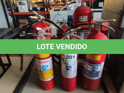 LOTE 201 - 06 EXTINTORES DE INCÊNDIO TAMANHOS DIVERSOS. (NO ESTADO) ATENÇÃO! FAZER A VISITAÇÃO ANTES DE ARREMATAR, NÃO SABEMOS SE FUNCIONA, LEILÃO NÃO TEM GARANTIA E NEM DEVOLUÇÃO, SUJEITO A POSSÍVEIS AVARIAS VISÍVEIS/OCULTAS E/OU AUSÊNCIA DE COMPONENTES.
