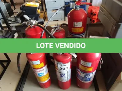 LOTE 201 - 06 EXTINTORES DE INCÊNDIO TAMANHOS DIVERSOS. (NO ESTADO) ATENÇÃO! FAZER A VISITAÇÃO ANTES DE ARREMATAR, NÃO SABEMOS SE FUNCIONA, LEILÃO NÃO TEM GARANTIA E NEM DEVOLUÇÃO, SUJEITO A POSSÍVEIS AVARIAS VISÍVEIS/OCULTAS E/OU AUSÊNCIA DE COMPONENTES.