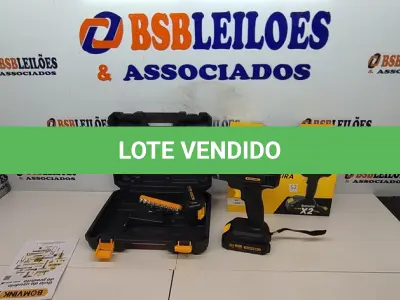 LOTE 085 - 01 PARAFUSADEIRA DE IMPACTO COM DUAS BATERIAS 21V MALETA E ACESSÓRIOS ALONGADORES FLEXÍVEIS SOQUETES E BITIS