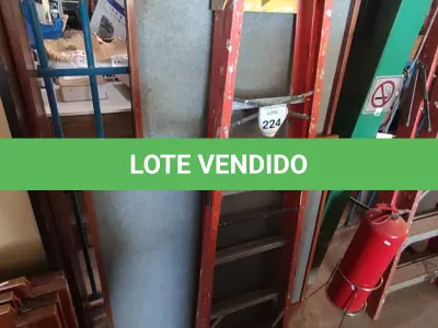 LOTE 224 - 01 ESCADA TESOURA. (NO ESTADO) ATENÇÃO! FAZER A VISITAÇÃO ANTES DE ARREMATAR, NÃO SABEMOS SE FUNCIONA, LEILÃO NÃO TEM GARANTIA E NEM DEVOLUÇÃO, SUJEITO A POSSÍVEIS AVARIAS VISÍVEIS/OCULTAS E/OU AUSÊNCIA DE COMPONENTES.