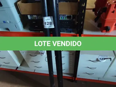LOTE 128 - 02 TELAS DE PROJEÇÃO. (NO ESTADO) ATENÇÃO! FAZER A VISITAÇÃO ANTES DE ARREMATAR, NÃO SABEMOS SE FUNCIONA, LEILÃO NÃO TEM GARANTIA E NEM DEVOLUÇÃO, SUJEITO A POSSÍVEIS AVARIAS VISÍVEIS/OCULTAS E/OU AUSÊNCIA DE COMPONENTES.