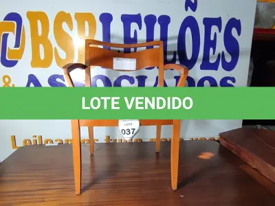 LOTE 037 - 01 CADEIRA EM MADEIRA CLARA. (NO ESTADO EM QUE SE ENCONTRA. SUJEITO A AVARIAS OCULTAS/VISÍVEIS.)