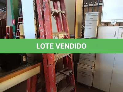 LOTE 152 - 01 ESCADA TESOURA. (NO ESTADO) ATENÇÃO! FAZER A VISITAÇÃO ANTES DE ARREMATAR, NÃO SABEMOS SE FUNCIONA, LEILÃO NÃO TEM GARANTIA E NEM DEVOLUÇÃO, SUJEITO A POSSÍVEIS AVARIAS VISÍVEIS/OCULTAS E/OU AUSÊNCIA DE COMPONENTES.