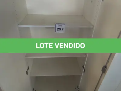 LOTE 297 - 01 ARMÁRIO ALTO PRA ESCRITÓRIO COM 2 PORTAS E 2 COMPARTIMENTOS. (NO ESTADO) ATENÇÃO! FAZER A VISITAÇÃO ANTES DE ARREMATAR, NÃO SABEMOS SE FUNCIONA, LEILÃO NÃO TEM GARANTIA E NEM DEVOLUÇÃO, SUJEITO A POSSÍVEIS AVARIAS VISÍVEIS/OCULTAS E/OU AUSÊNCIA DE COMPONENTES.
