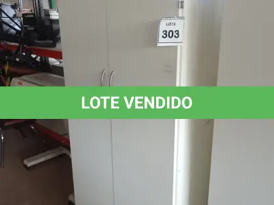 LOTE 303 - 01 ARMÁRIO ALTO PRA ESCRITÓRIO COM 2 PORTAS E 3 COMPARTIMENTOS. (NO ESTADO) ATENÇÃO! FAZER A VISITAÇÃO ANTES DE ARREMATAR, NÃO SABEMOS SE FUNCIONA, LEILÃO NÃO TEM GARANTIA E NEM DEVOLUÇÃO, SUJEITO A POSSÍVEIS AVARIAS VISÍVEIS/OCULTAS E/OU AUSÊNCIA DE COMPONENTES.