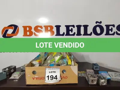 LOTE 194 - 01 LOTE COM MATERIAIS ELÉTRICOS DIVERSOS E 01 CAIXA COM DIVERSOS FUSÍVEIS. (NO ESTADO) ATENÇÃO! FAZER A VISITAÇÃO ANTES DE ARREMATAR, NÃO SABEMOS SE FUNCIONA, LEILÃO NÃO TEM GARANTIA E NEM DEVOLUÇÃO, SUJEITO A POSSÍVEIS AVARIAS VISÍVEIS/OCULTAS E/OU AUSÊNCIA DE COMPONENTES.