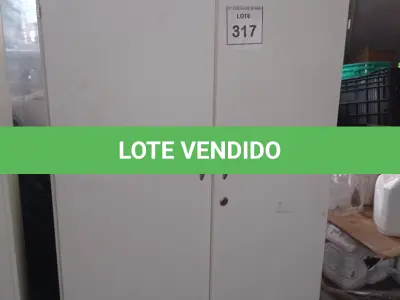 LOTE 317 - 01 ARMÁRIO ALTO PRA ESCRITÓRIO COM 2 PORTAS E 3 COMPARTIMENTOS. (NO ESTADO) ATENÇÃO! FAZER A VISITAÇÃO ANTES DE ARREMATAR, NÃO SABEMOS SE FUNCIONA, LEILÃO NÃO TEM GARANTIA E NEM DEVOLUÇÃO, SUJEITO A POSSÍVEIS AVARIAS VISÍVEIS/OCULTAS E/OU AUSÊNCIA DE COMPONENTES.