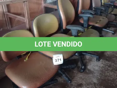 LOTE 371 - 06 CADEIRAS PARA ESCRITÓRIO GIRATÓRIAS. (NO ESTADO) ATENÇÃO! FAZER A VISITAÇÃO ANTES DE ARREMATAR, NÃO SABEMOS SE FUNCIONA. LEILÃO NÃO TEM GARANTIA E NEM DEVOLUÇÃO, SUJEITO A POSSÍVEIS AVARIAS VISÍVEIS/OCULTAS E/OU AUSÊNCIA DE COMPONENTES.