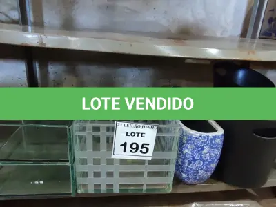LOTE 195 - 05 VASOS DECORATIVOS DE VIDRO, 02 VASOS DE CERÂMICA E 03 BALDES DE GELO. (NO ESTADO) ATENÇÃO! FAZER A VISITAÇÃO ANTES DE ARREMATAR, NÃO SABEMOS SE FUNCIONA, LEILÃO NÃO TEM GARANTIA E NEM DEVOLUÇÃO, SUJEITO A POSSÍVEIS AVARIAS VISÍVEIS/OCULTAS E/OU AUSÊNCIA DE COMPONENTES.