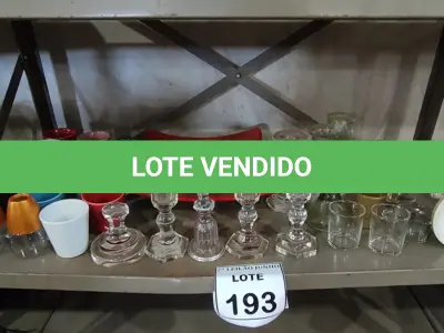 LOTE 193 - 01 LOTE COM VÁRIOS CASTIÇAIS, MINI VASOS DECORATIVOS E UTENSÍLIOS DIVERSOS. (NO ESTADO) ATENÇÃO! FAZER A VISITAÇÃO ANTES DE ARREMATAR, NÃO SABEMOS SE FUNCIONA, LEILÃO NÃO TEM GARANTIA E NEM DEVOLUÇÃO, SUJEITO A POSSÍVEIS AVARIAS VISÍVEIS/OCULTAS E/OU AUSÊNCIA DE COMPONENTES.