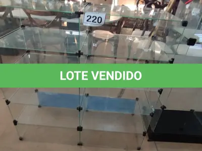 LOTE 220 - 01 VITRINE EXPOSITORA DE VIDRO. (NO ESTADO) ATENÇÃO! FAZER A VISITAÇÃO ANTES DE ARREMATAR, NÃO SABEMOS SE FUNCIONA, LEILÃO NÃO TEM GARANTIA E NEM DEVOLUÇÃO, SUJEITO A POSSÍVEIS AVARIAS VISÍVEIS/OCULTAS E/OU AUSÊNCIA DE COMPONENTES.