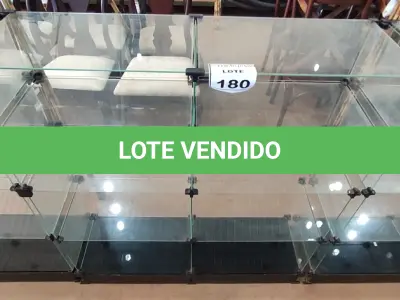 LOTE 180 - 01 VITRINE EXPOSITORA DE VIDRO. (NO ESTADO) ATENÇÃO! FAZER A VISITAÇÃO ANTES DE ARREMATAR, NÃO SABEMOS SE FUNCIONA, LEILÃO NÃO TEM GARANTIA E NEM DEVOLUÇÃO, SUJEITO A POSSÍVEIS AVARIAS VISÍVEIS/OCULTAS E/OU AUSÊNCIA DE COMPONENTES.