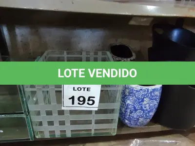 LOTE 195 - 05 VASOS DECORATIVOS DE VIDRO, 02 VASOS DE CERÂMICA E 03 BALDES DE GELO. (NO ESTADO) ATENÇÃO! FAZER A VISITAÇÃO ANTES DE ARREMATAR, NÃO SABEMOS SE FUNCIONA, LEILÃO NÃO TEM GARANTIA E NEM DEVOLUÇÃO, SUJEITO A POSSÍVEIS AVARIAS VISÍVEIS/OCULTAS E/OU AUSÊNCIA DE COMPONENTES.