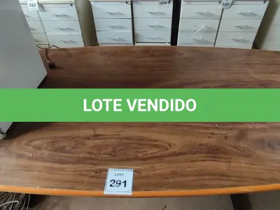 LOTE 291 - 01 MESA BASE DE FERRO TAMPO OVAL EM MADEIRA. (NO ESTADO) ATENÇÃO! FAZER A VISITAÇÃO ANTES DE ARREMATAR, NÃO SABEMOS SE FUNCIONA, LEILÃO NÃO TEM GARANTIA E NEM DEVOLUÇÃO, SUJEITO A POSSÍVEIS AVARIAS VISÍVEIS/OCULTAS E/OU AUSÊNCIA DE COMPONENTES.
