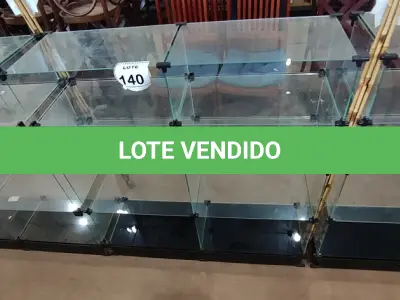 LOTE 140 - 01 VITRINE EXPOSITORA DE VIDRO. (NO ESTADO) ATENÇÃO! FAZER A VISITAÇÃO ANTES DE ARREMATAR, NÃO SABEMOS SE FUNCIONA, LEILÃO NÃO TEM GARANTIA E NEM DEVOLUÇÃO, SUJEITO A POSSÍVEIS AVARIAS VISÍVEIS/OCULTAS E/OU AUSÊNCIA DE COMPONENTES.