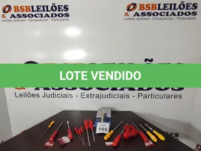 LOTE 165 - 14 CHAVES PHILIPS E FENDA TAMANHOS DIVERSOS, 01 ALICATE AMPERÍMETRO DIGITAL E 01 REPLICA DE COMPRESSOR.  (NO ESTADO) ATENÇÃO! FAZER A VISITAÇÃO ANTES DE ARREMATAR, NÃO SABEMOS SE FUNCIONA, LEILÃO NÃO TEM GARANTIA E NEM DEVOLUÇÃO, SUJEITO A POSSÍVEIS AVARIAS VISÍVEIS/OCULTAS E/OU AUSÊNCIA DE COMPONENTES.