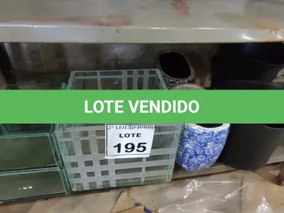 LOTE 195 - 05 VASOS DECORATIVOS DE VIDRO, 02 VASOS DE CERÂMICA E 03 BALDES DE GELO. (NO ESTADO) ATENÇÃO! FAZER A VISITAÇÃO ANTES DE ARREMATAR, NÃO SABEMOS SE FUNCIONA, LEILÃO NÃO TEM GARANTIA E NEM DEVOLUÇÃO, SUJEITO A POSSÍVEIS AVARIAS VISÍVEIS/OCULTAS E/OU AUSÊNCIA DE COMPONENTES.
