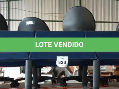 LOTE 323 - 01 LONGARINA 03 LUGARES. (NO ESTADO) ATENÇÃO! FAZER A VISITAÇÃO ANTES DE ARREMATAR, NÃO SABEMOS SE FUNCIONA, LEILÃO NÃO TEM GARANTIA E NEM DEVOLUÇÃO, SUJEITO A POSSÍVEIS AVARIAS VISÍVEIS/OCULTAS E/OU AUSÊNCIA DE COMPONENTES.