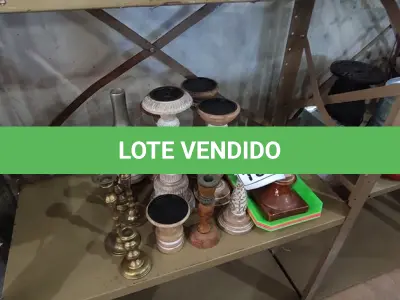 LOTE 155 - 01 LOTE COM CASTIÇAIS DE TAMANHOS DIVERSOS, 04 BANDEJAS E 02 VASOS PEQUENOS. (NO ESTADO) ATENÇÃO! FAZER A VISITAÇÃO ANTES DE ARREMATAR, NÃO SABEMOS SE FUNCIONA, LEILÃO NÃO TEM GARANTIA E NEM DEVOLUÇÃO, SUJEITO A POSSÍVEIS AVARIAS VISÍVEIS/OCULTAS E/OU AUSÊNCIA DE COMPONENTES.