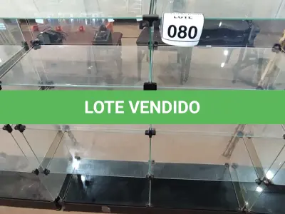 LOTE 080 - 01 VITRINE EXPOSITORA DE VIDRO. (NO ESTADO) ATENÇÃO! FAZER A VISITAÇÃO ANTES DE ARREMATAR, NÃO SABEMOS SE FUNCIONA, LEILÃO NÃO TEM GARANTIA E NEM DEVOLUÇÃO, SUJEITO A POSSÍVEIS AVARIAS VISÍVEIS/OCULTAS E/OU AUSÊNCIA DE COMPONENTES.