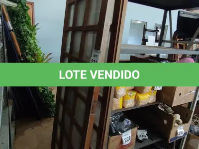 LOTE 223 - 02 PORTAS DE MADEIRAS COM VIDRO. (NO ESTADO) ATENÇÃO! FAZER A VISITAÇÃO ANTES DE ARREMATAR, NÃO SABEMOS SE FUNCIONA, LEILÃO NÃO TEM GARANTIA E NEM DEVOLUÇÃO, SUJEITO A POSSÍVEIS AVARIAS VISÍVEIS/OCULTAS E/OU AUSÊNCIA DE COMPONENTES.