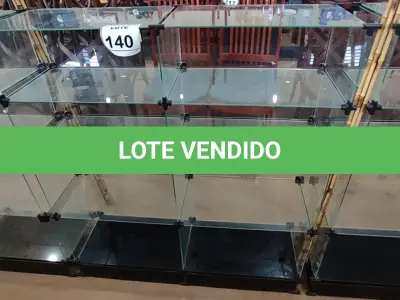 LOTE 140 - 01 VITRINE EXPOSITORA DE VIDRO. (NO ESTADO) ATENÇÃO! FAZER A VISITAÇÃO ANTES DE ARREMATAR, NÃO SABEMOS SE FUNCIONA, LEILÃO NÃO TEM GARANTIA E NEM DEVOLUÇÃO, SUJEITO A POSSÍVEIS AVARIAS VISÍVEIS/OCULTAS E/OU AUSÊNCIA DE COMPONENTES.